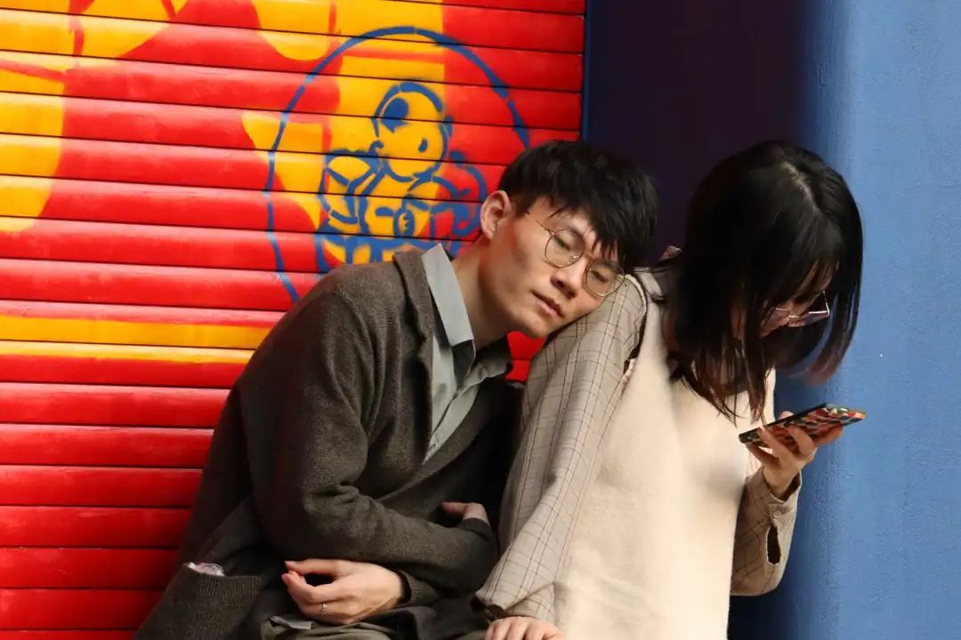 男性家暴、出轨、 PUA 的新闻频繁出现，影响女性对男性信任程度。/unsplash