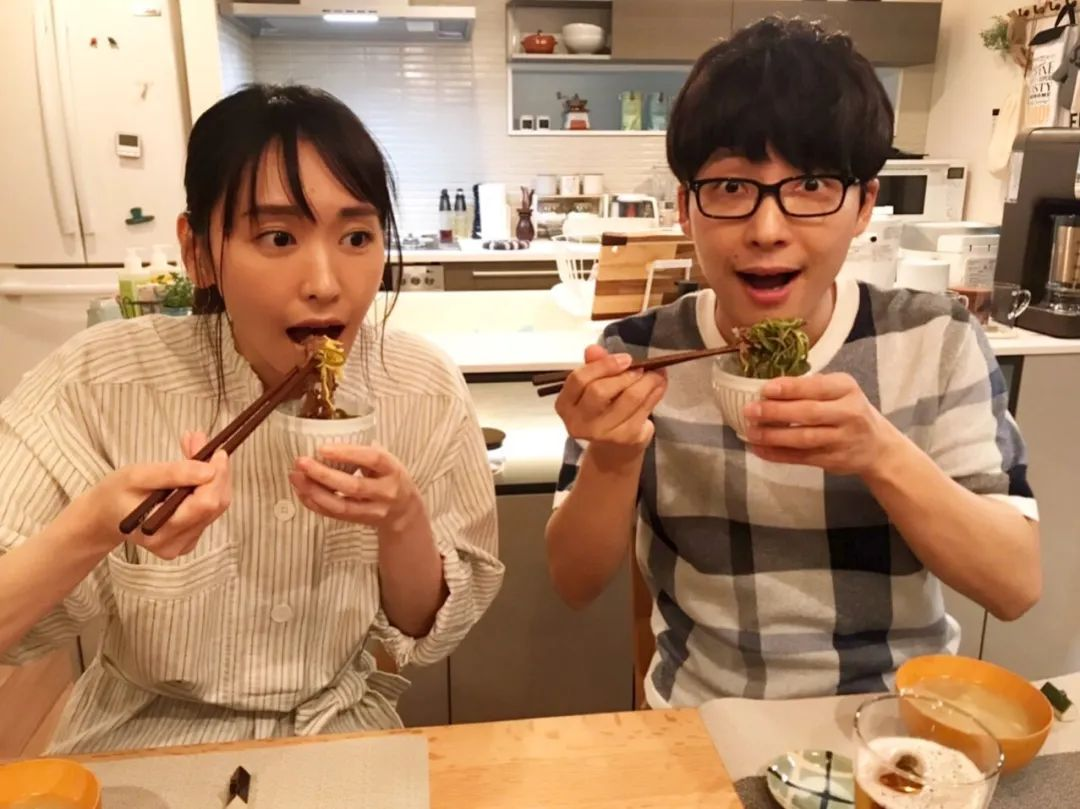 新垣结衣与丈夫星野源结婚后也处于“分居婚”的状态。/ 《逃避虽然可耻但有用》 剧照